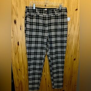 Maurices Women's Black and White Plaid Cropped Pants